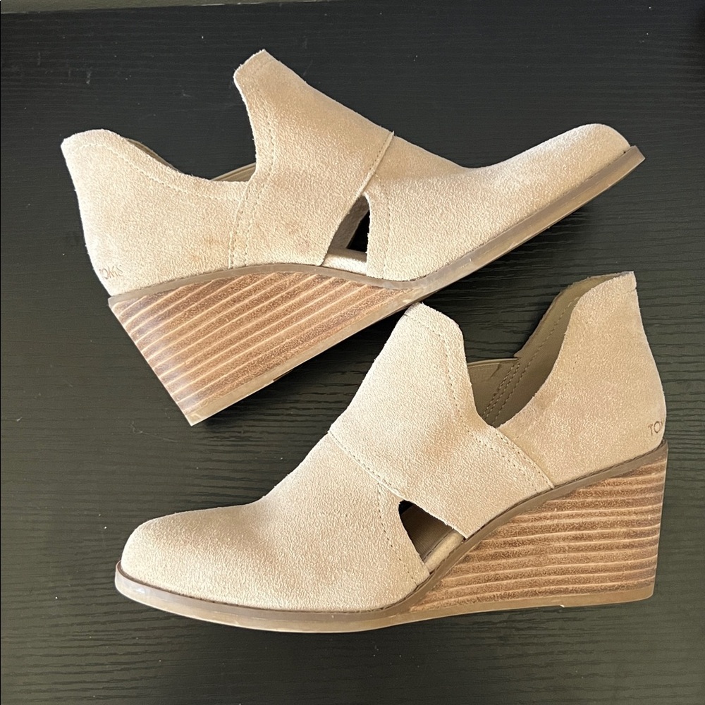 TOMS Kallie Wedge Bootie Cream Tan Size 6 Wedge Heel Shoes Cutout